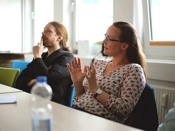 ish-schule-lehrerfortbildung-team-40-zwei-lehrkraefte-am-reden (1)