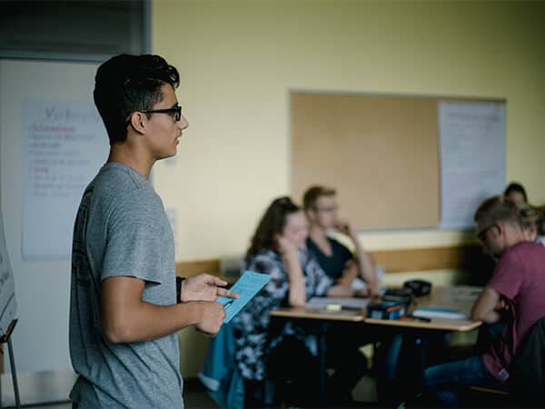 ish-schule-workshopthema-praesentationskompetenz-schueler-vor-klasse